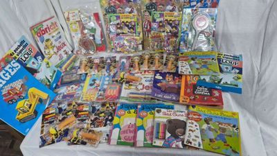 beaucoup de livres et de jouets pour enfants posés sur une table