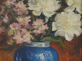 un tableau représentant un vase bleu orné de fleurs blanches et roses