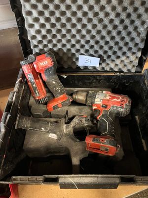 une photo montrant quelques outils rangés dans un coffret posé sur une table