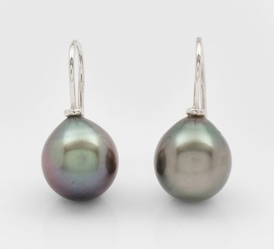 une paire de boucles d'oreilles en perles de Tahiti