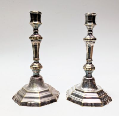 paire de chandeliers en argent sur fond blanc