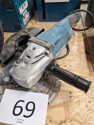 une machine posée sur une table, avec une étiquette de prix