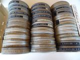 de nombreuses bobines de film empilées les unes sur les autres