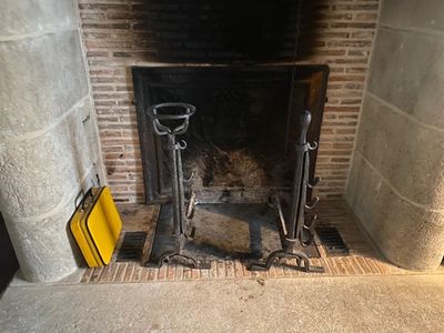 un feu dans la cheminée avec du bois de chauffage