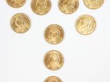 un ensemble de pièces d'or disposées en forme de cœur