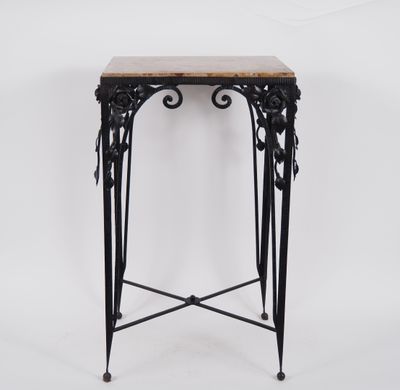une table en fer noir avec un plateau en marbre, sur fond blanc