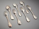 six fourchettes et cuillères sont disposées en rangée sur une table