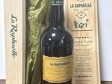 des bouteilles de vin dans une caisse en bois posée sur une table en bois