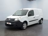 La petite camionnette blanche est garée dans une grande pièce.
