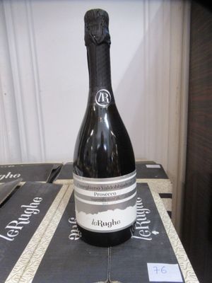 une bouteille de vin posée sur une table