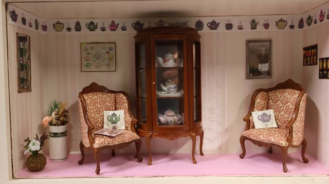 Diorama. Composition miniature, dans une vitrine en bois, vitre e...