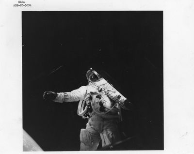 photographie en noir et blanc d'un astronaute en combinaison spatiale