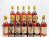 plusieurs bouteilles de vin sont alignées sur une surface blanche