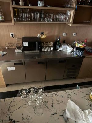 un comptoir sur lequel sont posés plusieurs verres