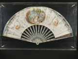 une vitrine en verre équipée d'un ventilateur et sur laquelle est accrochée une peinture