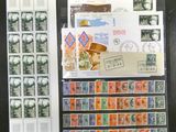 beaucoup de timbres et de timbres sur la table
