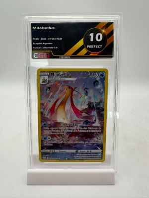 gros plan d'une carte pokemon dans un étui en plastique