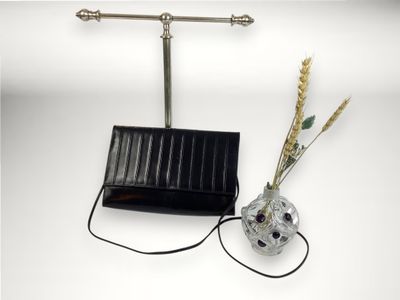 une lampe à énergie solaire et un vase contenant des fleurs