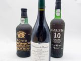 trois bouteilles de vin posées l'une à côté de l'autre sur une table