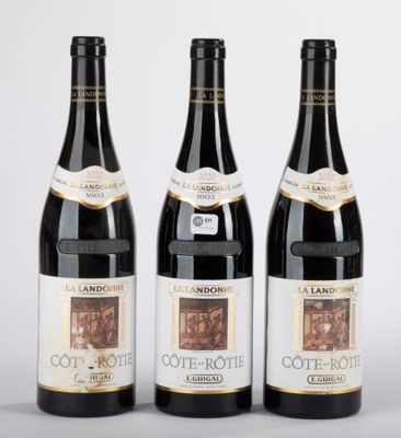 trois bouteilles de vin posées l'une à côté de l'autre sur une table