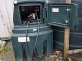 deux poubelles vertes placées l'une à côté de l'autre