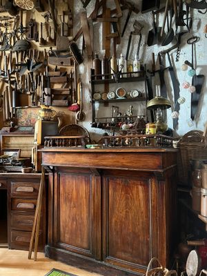 une pièce où de nombreux outils sont accrochés au mur