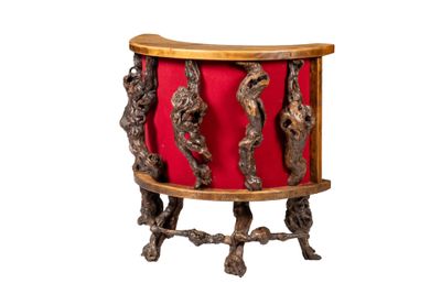 une chaise en bois avec un coussin rouge et une sculpture posée dessus