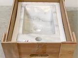une caisse en bois contenant un lavabo blanc