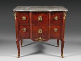 une commode ancienne avec dessus en marbre