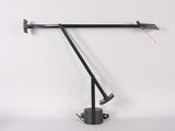 une lampe noire posée sur une table blanche