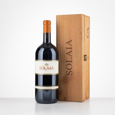 la bouteille de vin rouge se trouve à côté d'une caisse en bois