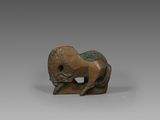 une figurine en bronze représentant un cheval avec une selle