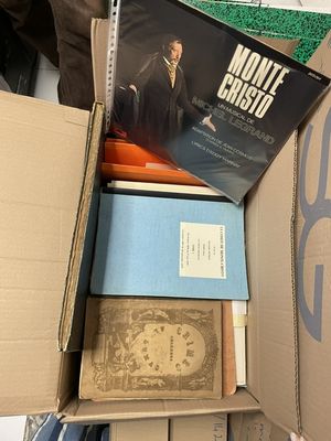 une boîte remplie de livres posée sur une table