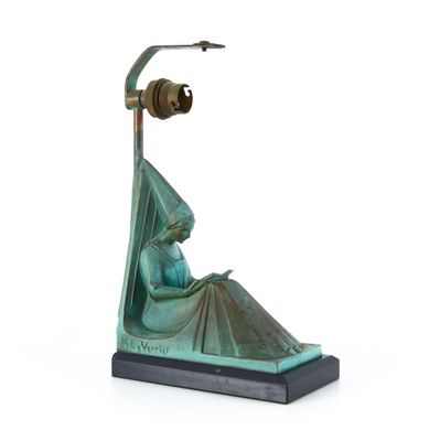statue d'une femme assise sur un rocher, avec un oiseau sur la tête