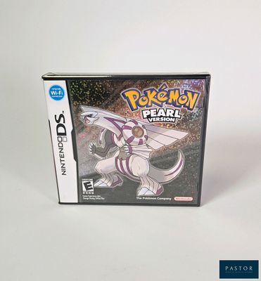 un gros plan d'une boîte de Pokémon Pearl posée sur une surface blanche