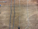 un collier et une paire de ciseaux posés sur une table