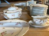plusieurs assiettes et bols posés sur une table en bois