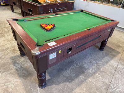 une table de billard au milieu d'une salle de jeux