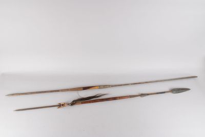 trois flèches en bois et une plume sur un fond blanc