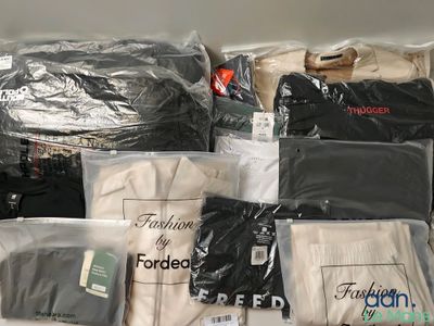 Lot de 13 vêtements de diverses tailles et marques dont : SH…