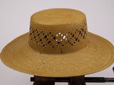 chapeau de paille marron avec des trous sur le bord du chapeau