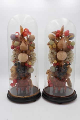 Paire de globes de marié décor de fruit et feuillage. Socle en bo...
