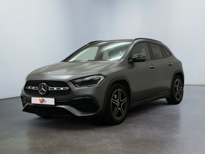 un SUV Mercedes gris garé dans une pièce blanche