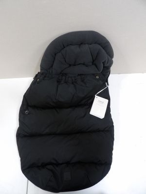 un sac de couchage noir muni d'une étiquette