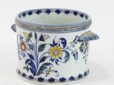 un vase bleu et blanc orné d'un motif floral