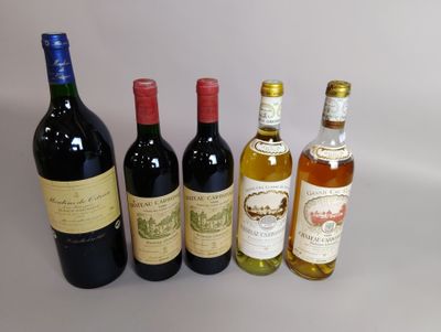 plusieurs bouteilles de vin posées les unes à côté des autres sur une table