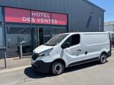 La camionnette blanche est garée devant l'Hôtel des Ventes.