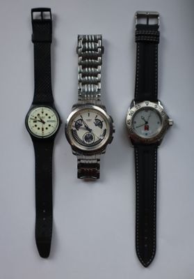 Trois montres d'homme - Swatch, montre ronde en acier à guic…