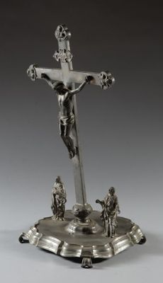 une image représentant une statue en argent de Jésus sur une croix