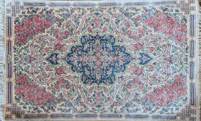 un gros plan sur un tapis orné d'un motif floral